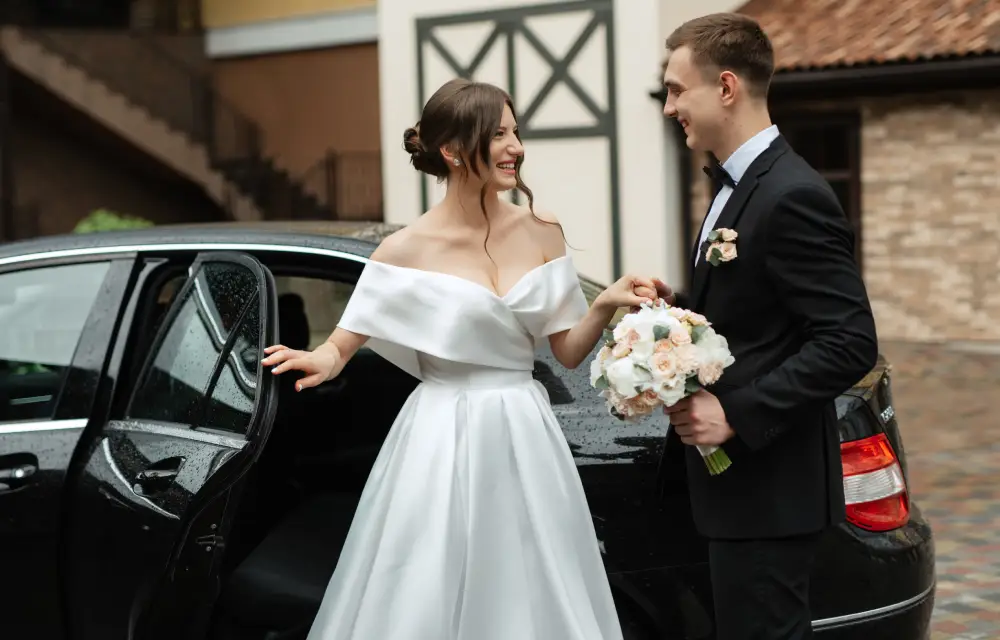 hoenix wedding limo with bride and groom