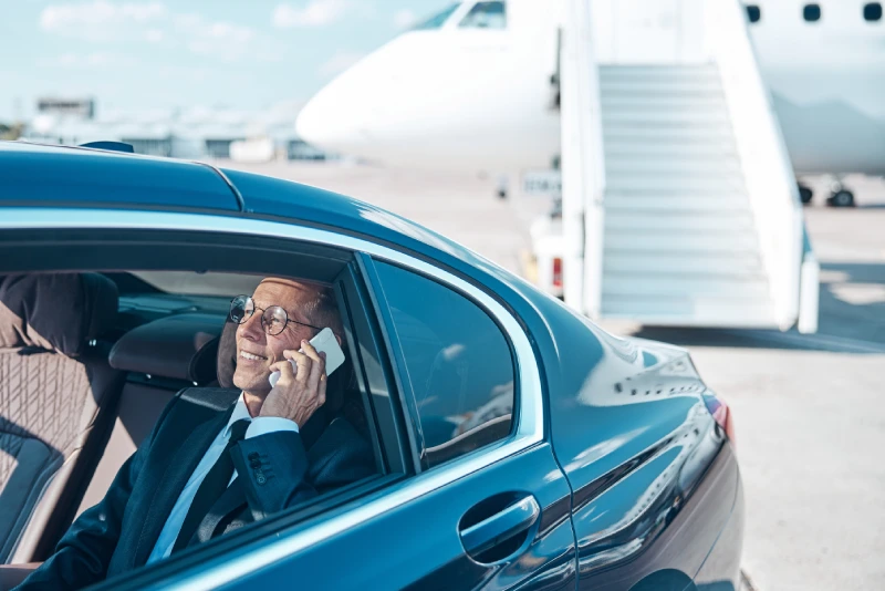 Luxury car service Los Angeles airport transfer with professional chauffeur